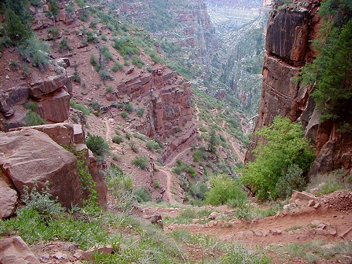 04 - Long switchbacks down to the Redwall Bridge